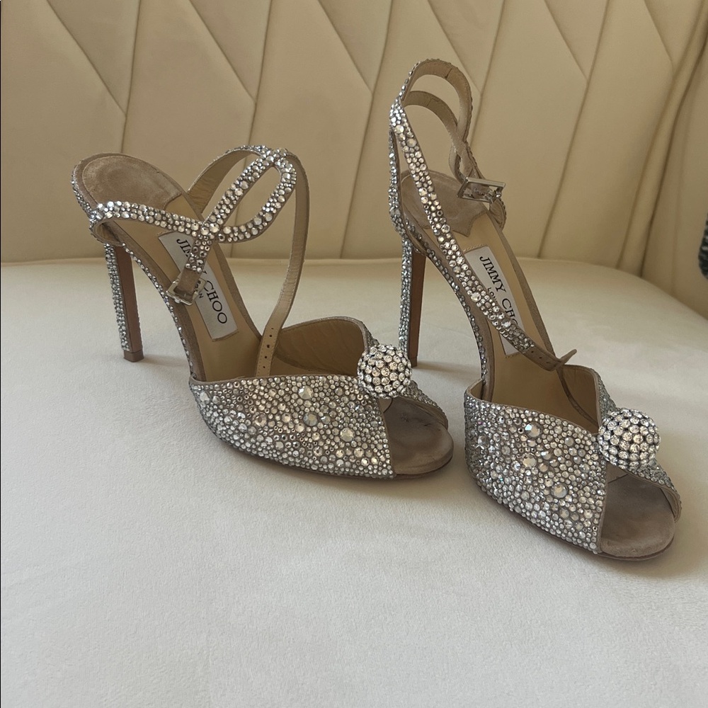 100% Authentic Sacora 100 🪩
Nude Suede with Hotfix Crystals and Sphere Detail